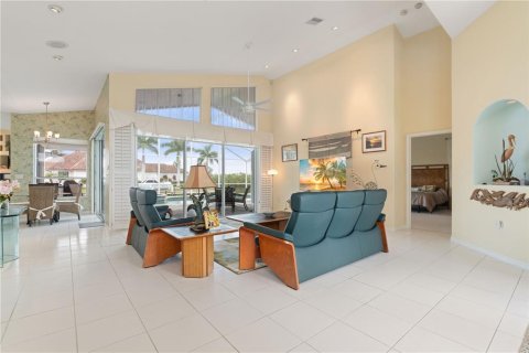 House in Punta Gorda, Florida 3 bedrooms, 266.26 sq.m. № 2284395 - photo 3