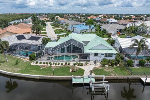 House in Punta Gorda, Florida 3 bedrooms, 266.26 sq.m. № 2284395 - photo 11
