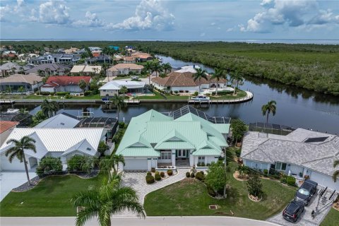 House in Punta Gorda, Florida 3 bedrooms, 266.26 sq.m. № 2284395 - photo 13
