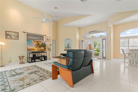 House in Punta Gorda, Florida 3 bedrooms, 266.26 sq.m. № 2284395 - photo 17