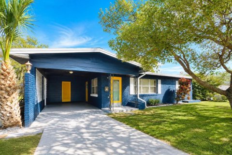 Commercial property in Winter Haven, Florida 4 bedrooms, 168.71 sq.m. № 2150714