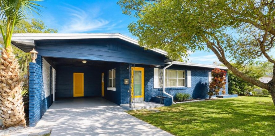 Commercial property in Winter Haven, Florida 4 bedrooms, 168.71 sq.m. № 2150714