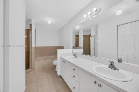 Townhouse in Homestead, Florida 4 bedrooms, 171.5 sq.m. № 2001043 - photo 14