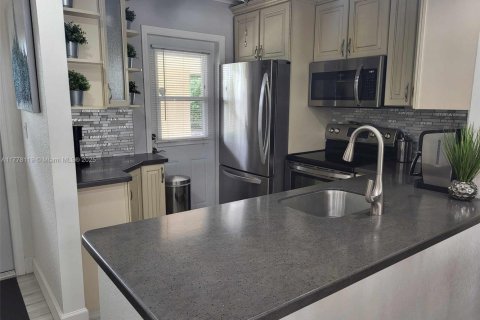Condominio en venta en Lauderdale Lakes, Florida, 2 dormitorios, 87.7 m2 № 1868384 - foto 10