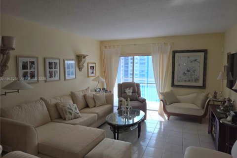 Condo in Sunny Isles Beach, Florida, 1 bedroom  № 2001888 - photo 2