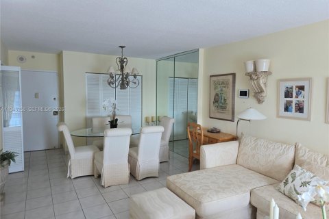 Condo in Sunny Isles Beach, Florida, 1 bedroom  № 2001888