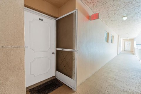 Condo in Davie, Florida, 1 bedroom  № 1935154 - photo 15