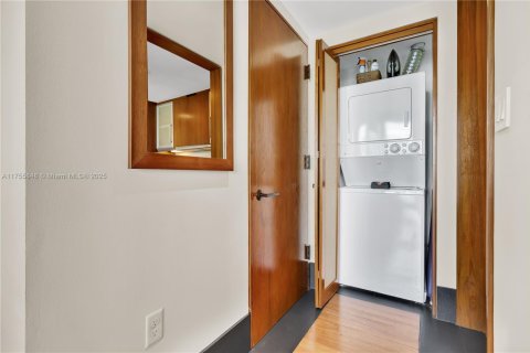Condo in Miami Beach, Florida, 2 bedrooms  № 1939565 - photo 13