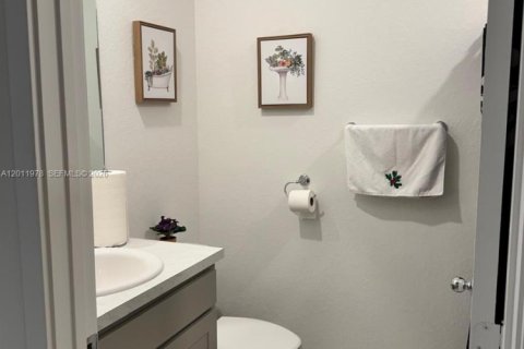 Townhouse in Florida City, Florida 3 bedrooms № 2171122 - photo 19