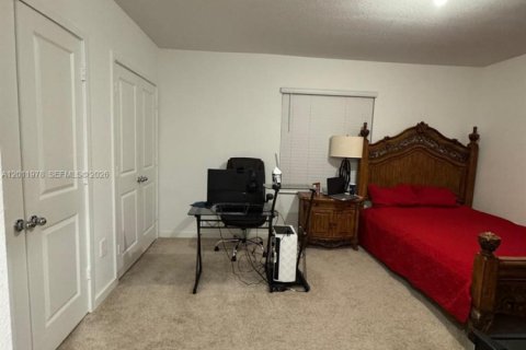 Townhouse in Florida City, Florida 3 bedrooms № 2171122 - photo 12