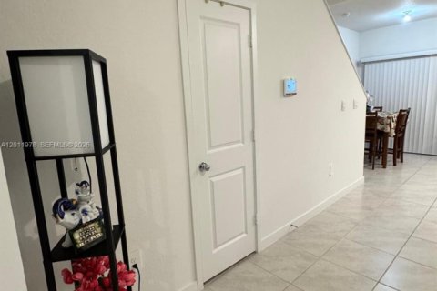 Townhouse in Florida City, Florida 3 bedrooms № 2171122 - photo 16