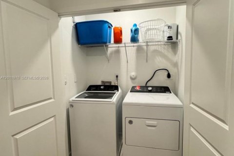 Townhouse in Florida City, Florida 3 bedrooms № 2171122 - photo 8