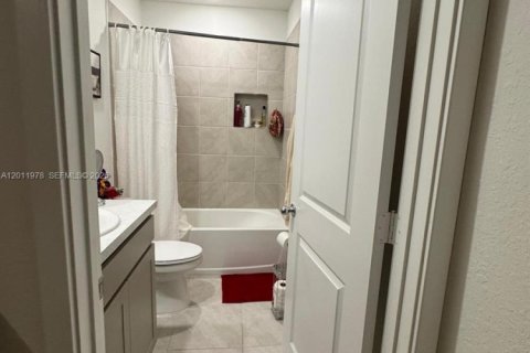 Townhouse in Florida City, Florida 3 bedrooms № 2171122 - photo 6