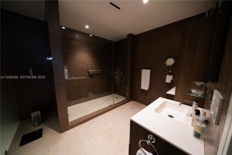 Condo in Miami, Florida, 2 bedrooms  № 1989820 - photo 11
