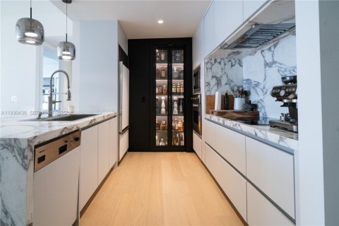 Condo in Miami, Florida, 2 bedrooms  № 1989820 - photo 3