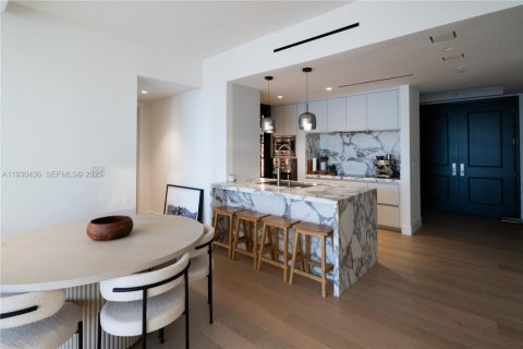 Condo in Miami, Florida, 2 bedrooms  № 1989820 - photo 5