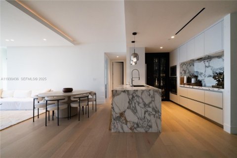 Condo in Miami, Florida, 2 bedrooms  № 1989820 - photo 1