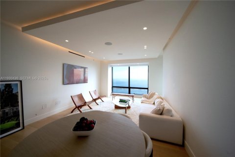 Condo in Miami, Florida, 2 bedrooms  № 1989820 - photo 2