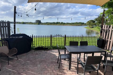 Townhouse in Cutler Bay, Florida 3 bedrooms, 131.55 sq.m. № 2075179 - photo 16
