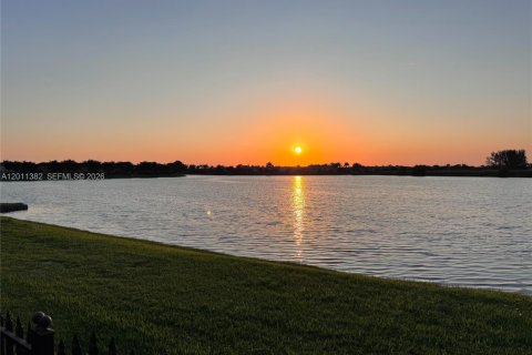 Townhouse in Cutler Bay, Florida 3 bedrooms, 131.55 sq.m. № 2075179