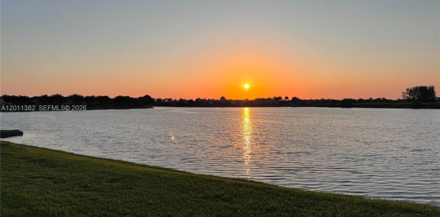 Townhouse in Cutler Bay, Florida 3 bedrooms, 131.55 sq.m. № 2075179