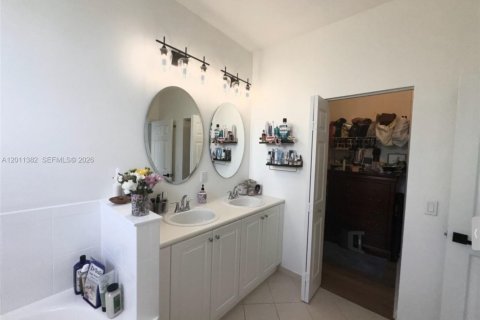 Townhouse in Cutler Bay, Florida 3 bedrooms, 131.55 sq.m. № 2075179 - photo 10