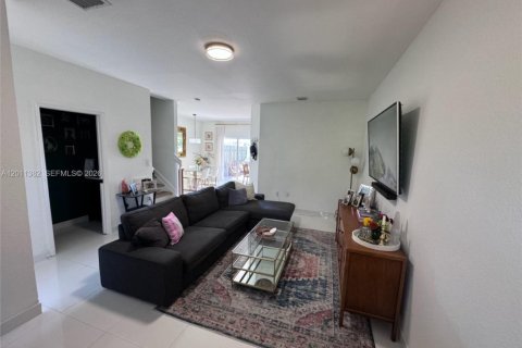 Townhouse in Cutler Bay, Florida 3 bedrooms, 131.55 sq.m. № 2075179 - photo 3