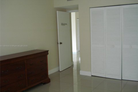 Снять в аренду квартиру в Халландейл-Бич, Флорида 1 спальня, 74.14м2, № 1954997 - фото 2