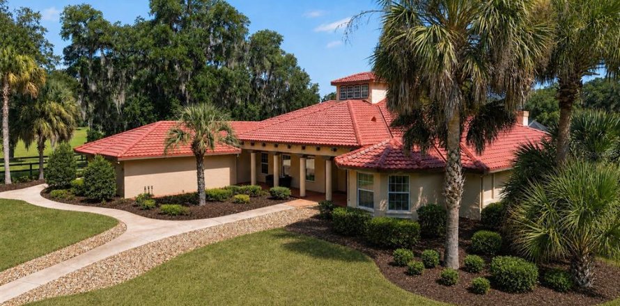 House in Ocala, Florida 4 bedrooms, 306.95 sq.m. № 2199128
