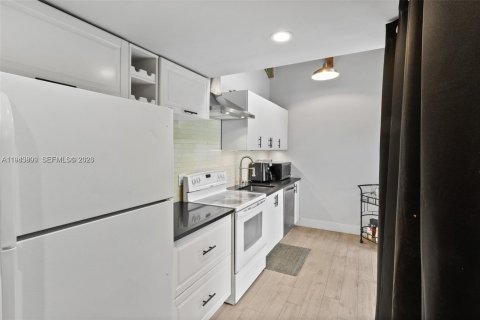 Condominio en venta en Miami, Florida, 1 dormitorio, 48.87 m2 № 2000601 - foto 5