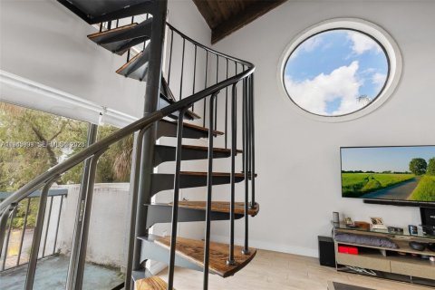 Condominio en Miami, Florida, 1 dormitorio  № 2000601