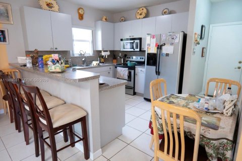 Casa en venta en Miami, Florida, 3 dormitorios, 155.33 m2 № 2056959 - foto 4