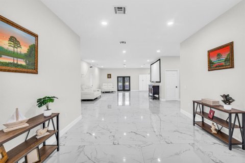 Villa ou maison à vendre à St. Lucie, Floride: 4 chambres, 284.28 m2 № 2387284 - photo 9