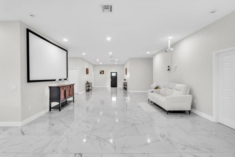 Villa ou maison à vendre à St. Lucie, Floride: 4 chambres, 284.28 m2 № 2387284 - photo 10