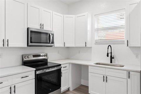 Duplex in Saint Petersburg, Florida 4 bedrooms, 187.2 sq.m. № 2109466 - photo 11