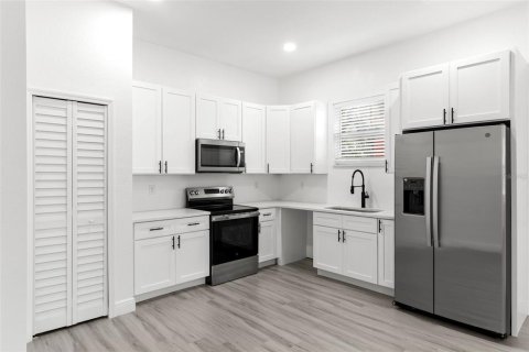 Duplex in Saint Petersburg, Florida 4 bedrooms, 187.2 sq.m. № 2109466 - photo 10