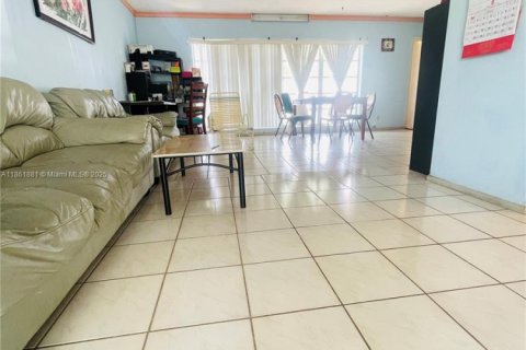 Villa ou maison à vendre à Tamarac, Floride: 3 chambres, 165.46 m2 № 2034549 - photo 10