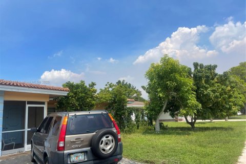 Villa ou maison à vendre à Tamarac, Floride: 3 chambres, 165.46 m2 № 2034549 - photo 3