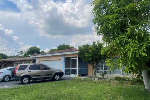 Villa ou maison à vendre à Tamarac, Floride: 3 chambres, 165.46 m2 № 2034549 - photo 4