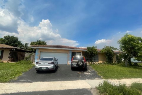 Villa ou maison à vendre à Tamarac, Floride: 3 chambres, 165.46 m2 № 2034549 - photo 2