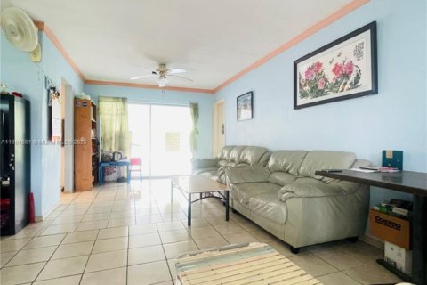 Villa ou maison à vendre à Tamarac, Floride: 3 chambres, 165.46 m2 № 2034549 - photo 9