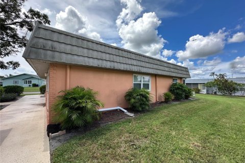 Condo in Sun City Center, Florida, 1 bedroom  № 1913306 - photo 20