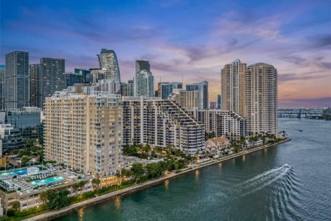 Condominio en alquiler en Miami, Florida, 2 dormitorios, 98.94 m2 № 1988464 - foto 1