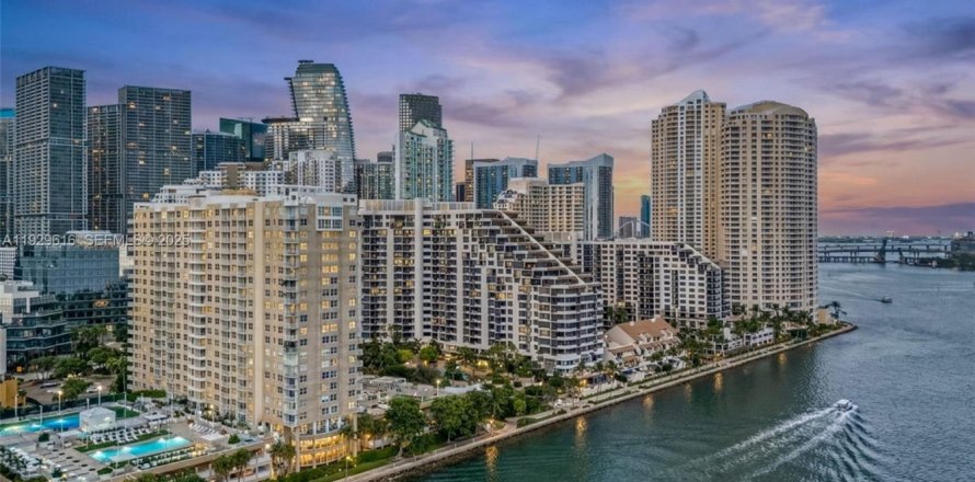 Condominio en Miami, Florida, 2 dormitorios № 1988464