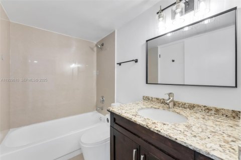 Condominio en alquiler en Miami, Florida, 2 dormitorios, 98.94 m2 № 1988464 - foto 13