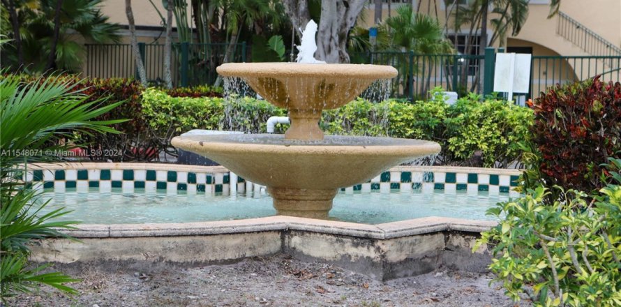 Condo in West Palm Beach, Florida, 1 bedroom № 1100312