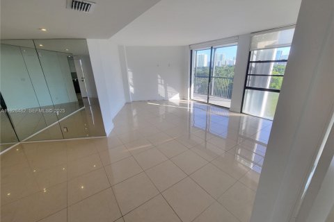 Condo in Aventura, Florida, 2 bedrooms  № 1986636 - photo 13