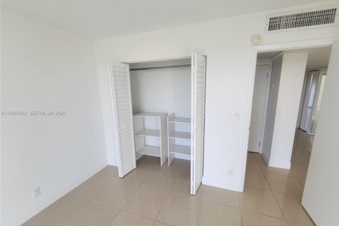 Condo in Aventura, Florida, 2 bedrooms  № 1986636 - photo 22