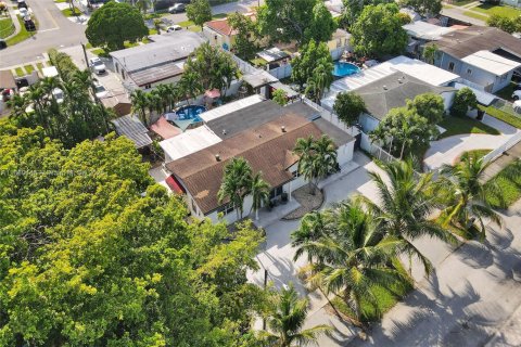 Villa ou maison à vendre à Hialeah, Floride: 5 chambres, 190.91 m2 № 1960912 - photo 12