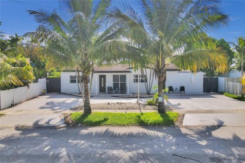 Villa ou maison à vendre à Hialeah, Floride: 5 chambres, 190.91 m2 № 1960912 - photo 1